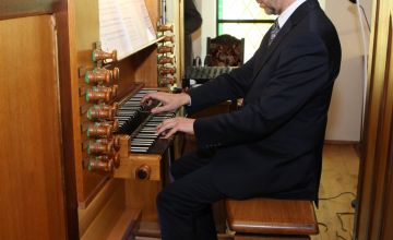 Wacław Golonka podczas gry na organach